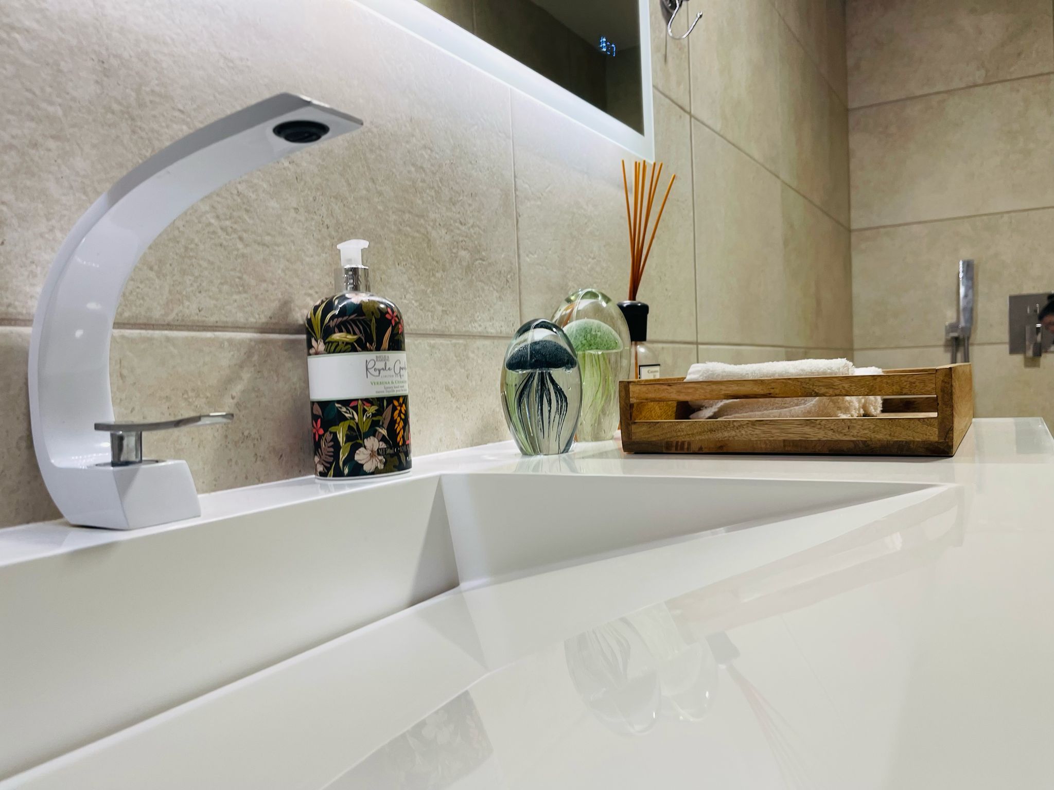 Espace soin de l'Institut Massage Home à Lecci, décoration élégante, lumière douce