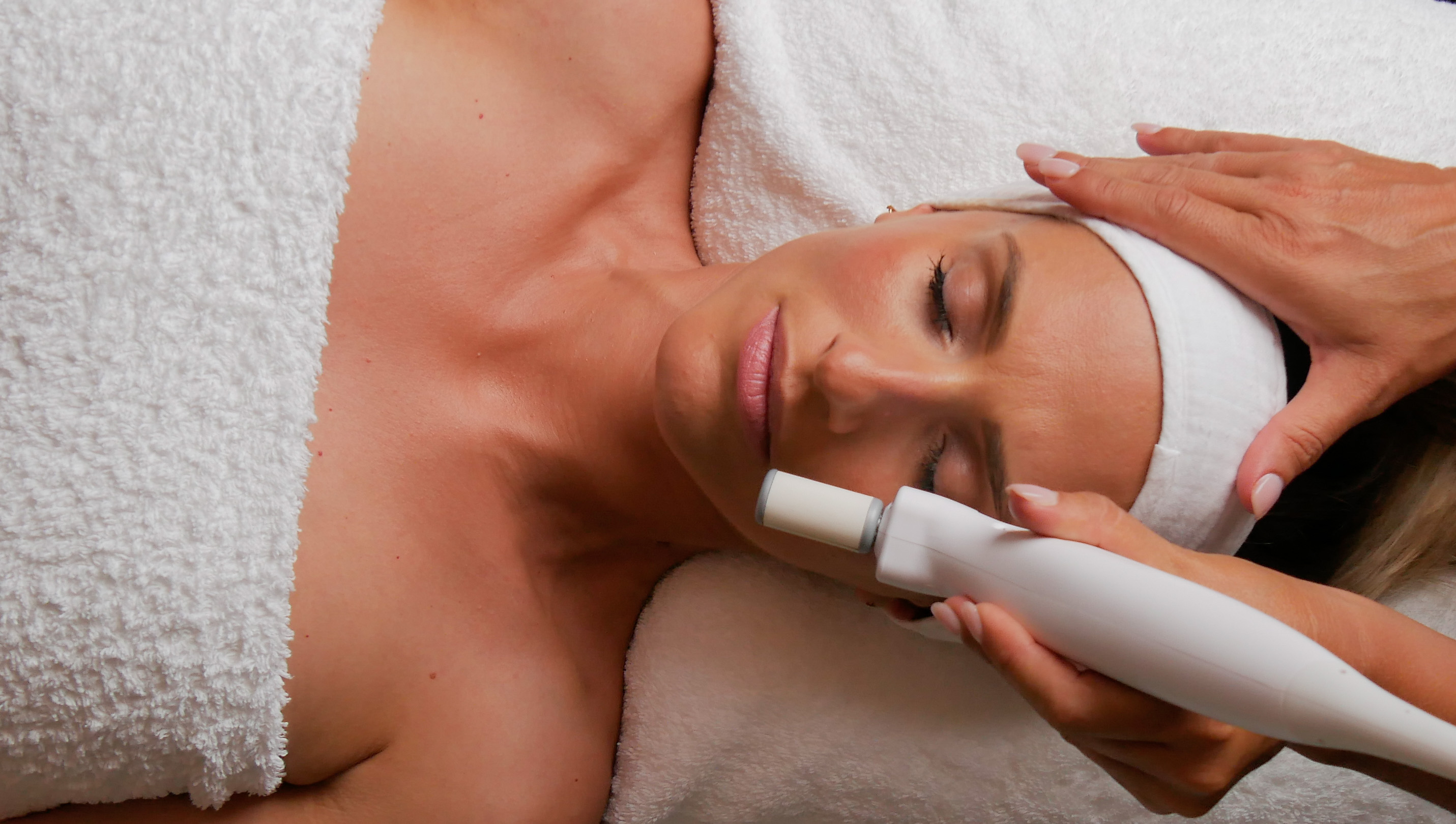Soin NeoCare Elite, technologie anti-âge visage à l'Institut Massage Home, Lecci